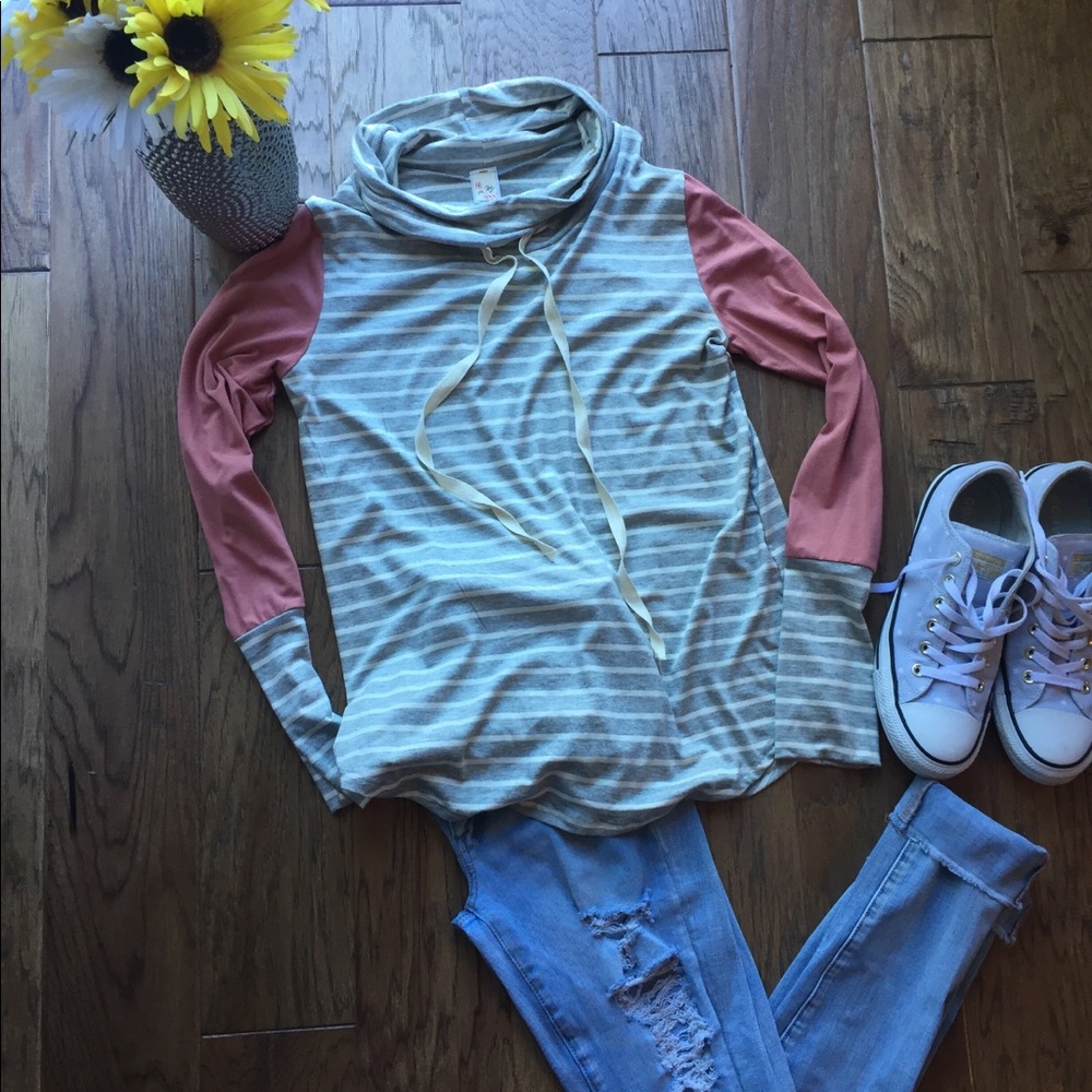 Light weight mauve and gray top